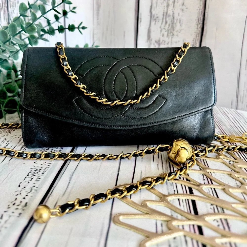 CHANEL Black and Gold Clutch with Iconic Design - Picture 5 of 10